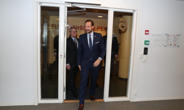 I BEDRING: Kronprins Haakon kunne fortelle at kong Harald er på bedringens vei. Her er kronprinsen, som nå fungerer som regent, på et besøk hos Flyktninghjelpen mandag. Foto: Andreas Fadum / Se og Hør I BEDRING: Kronprins Haakon kunne fortelle at kong Harald er på bedringens vei. Her er kronprinsen, som nå fungerer som regent, på et besøk hos Flyktninghjelpen mandag. Foto: Andreas Fadum / Se og Hør